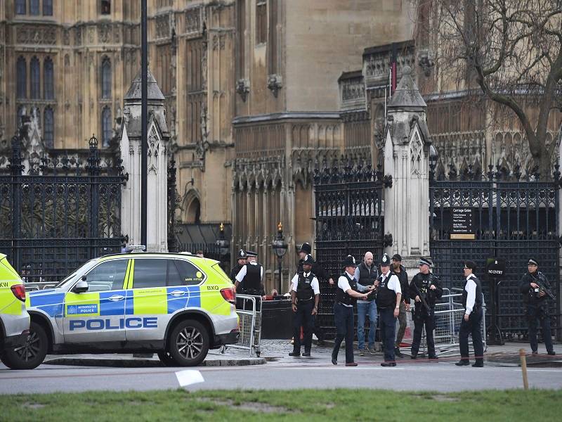 shootingincidentoutsideukparliamentpoliceinvestigatingitasterroristattack